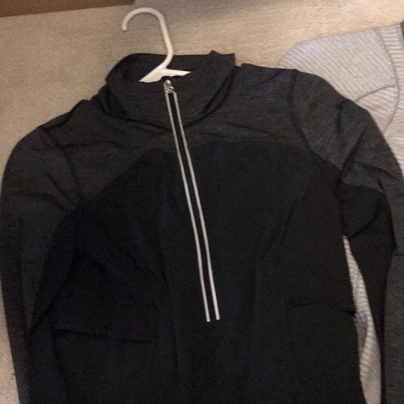 2x Lululemon pull overs - Picture 2 of 3